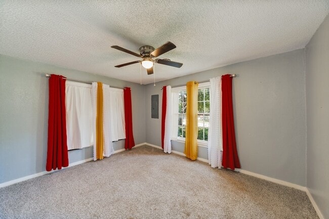 Building Photo - 1002 Lowrie St