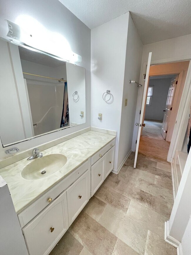 Building Photo - Lovely 3br 2ba home in quiet Chapel Hill neighborhood, walking distance to McDougle Elementary!