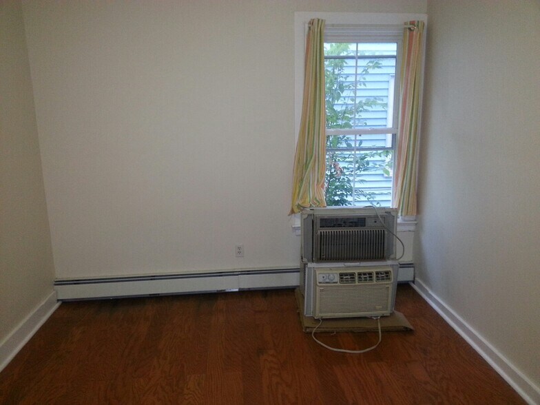 middle room - 71 Nash St