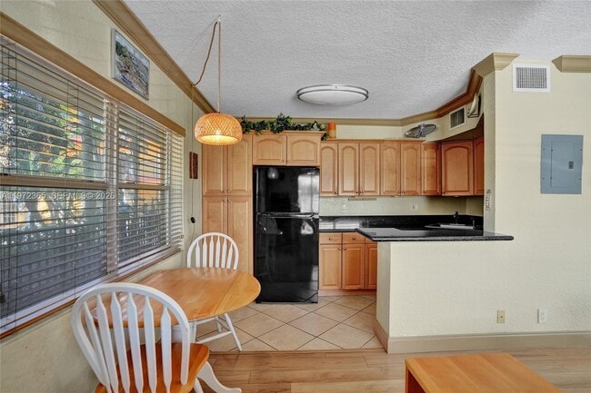 Building Photo - 744 NE 14th Ave