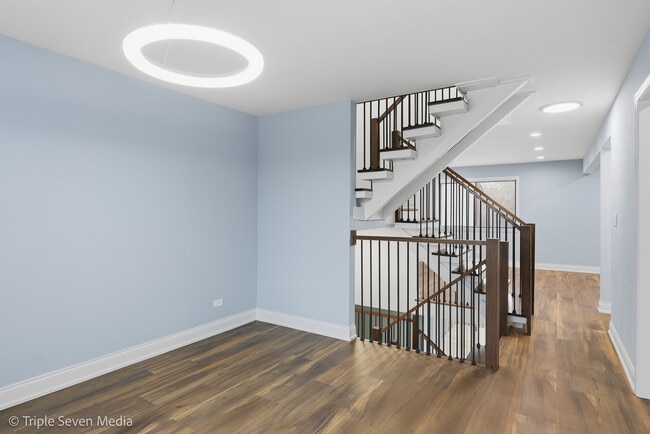 Building Photo - 777 E Golfview Dr