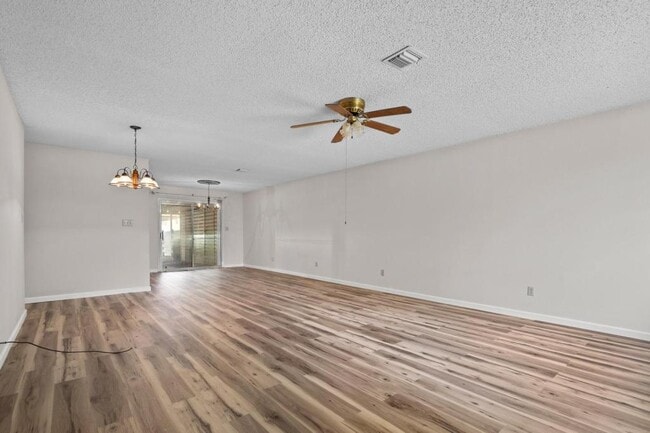 Building Photo - 1425 N Stoneridge Manor