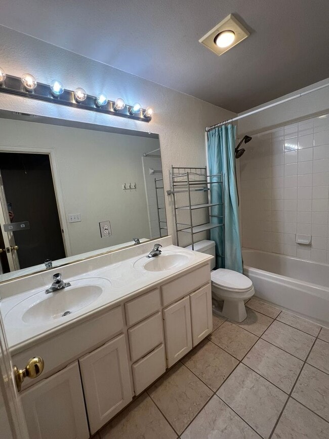 Building Photo - Custom Goodman home in Crimson Ridge w Pool!