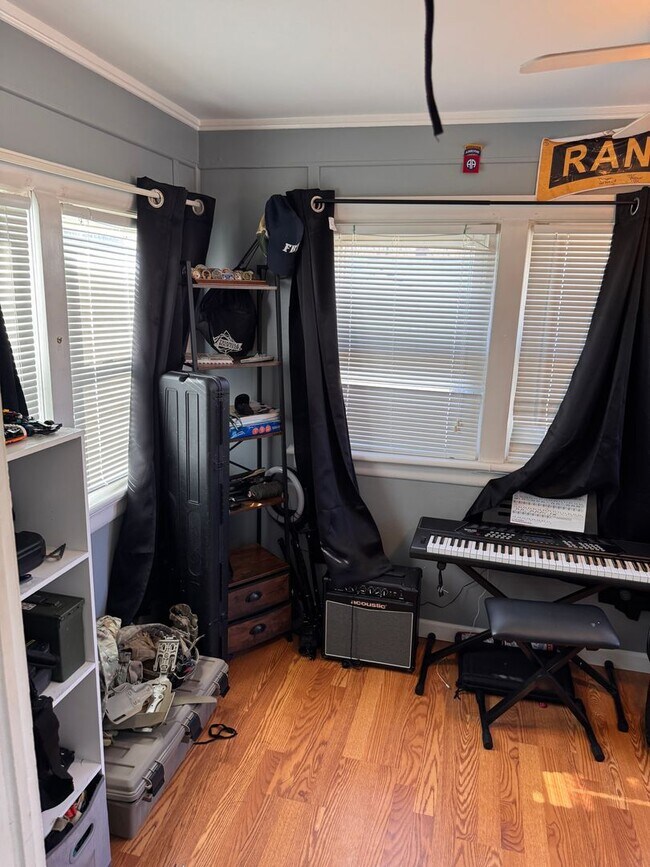 Building Photo - 2 Bedroom with Possible 3rd || 1 Bathroom - Single Family Home