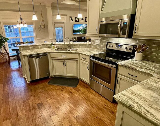 Building Photo - Spacious 4BR/3BA Grove Point Home with Screened Porch & Privacy Fence