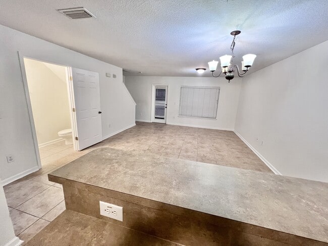 Building Photo - 302 Cherry Way