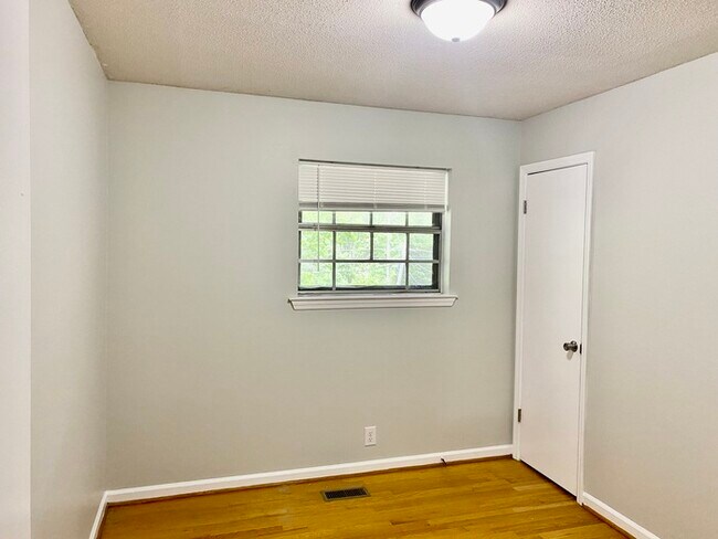 Building Photo - Hixson Townhome: 3 Bed/1.5 Bath; 2 Stories...