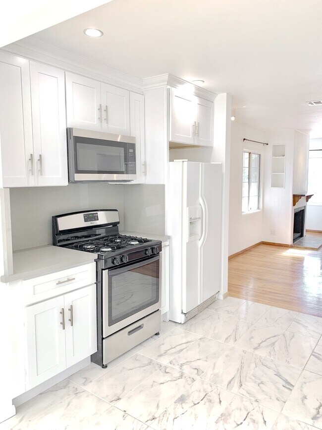 Building Photo - Beautiful 3 Bed + 2 Bath + Den/Office + Backyard