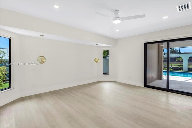 Building Photo - 105 Sinclair St SE