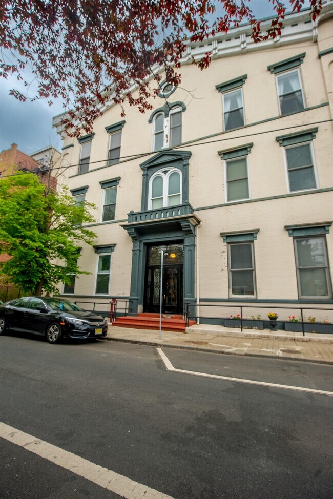 Building Photo - 154 Ogden Ave.