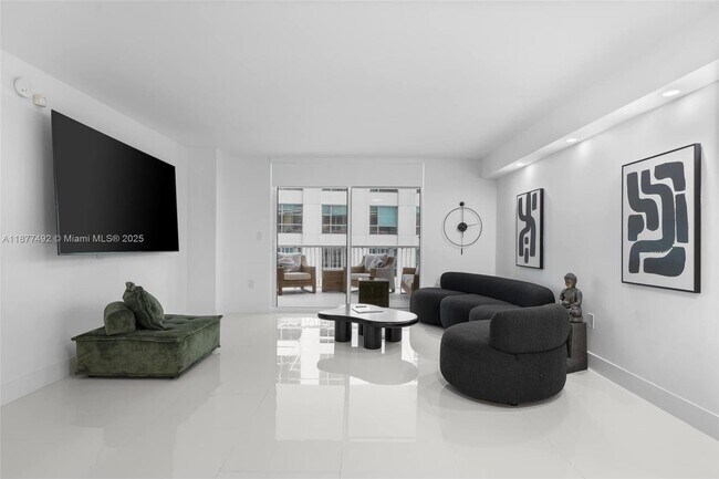 Building Photo - 1200 Brickell Bay Dr