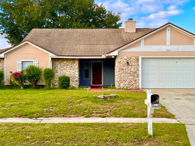 Building Photo - Spacious 3 bedroom 2 bath 2 car garage hom...