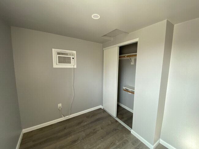 Building Photo - 2146 S West View St