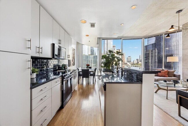 Building Photo - 360 Nueces St