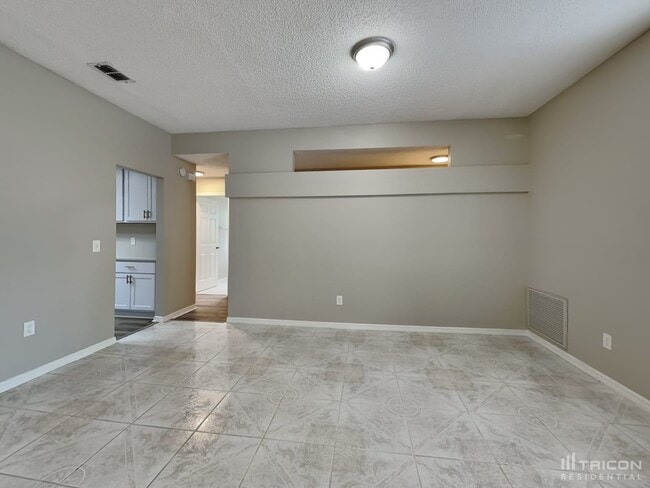 Building Photo - 8911 Country Bend Cir N