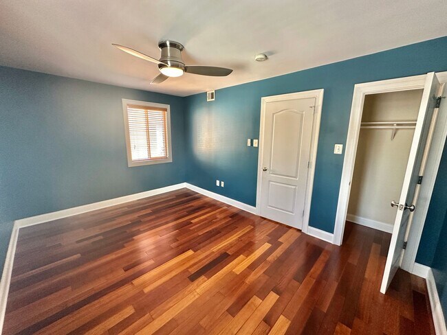 Building Photo - Enchanting Eckington 1 Bedroom Modern Condo w/Washer & Dryer