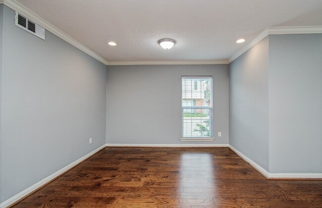 Building Photo - 402 Bendwood Dr