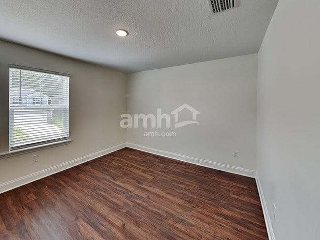 Building Photo - 400 Banyan Frst Dr