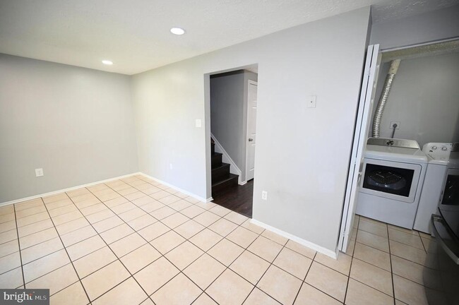 Building Photo - 2103 Tanglewood Dr