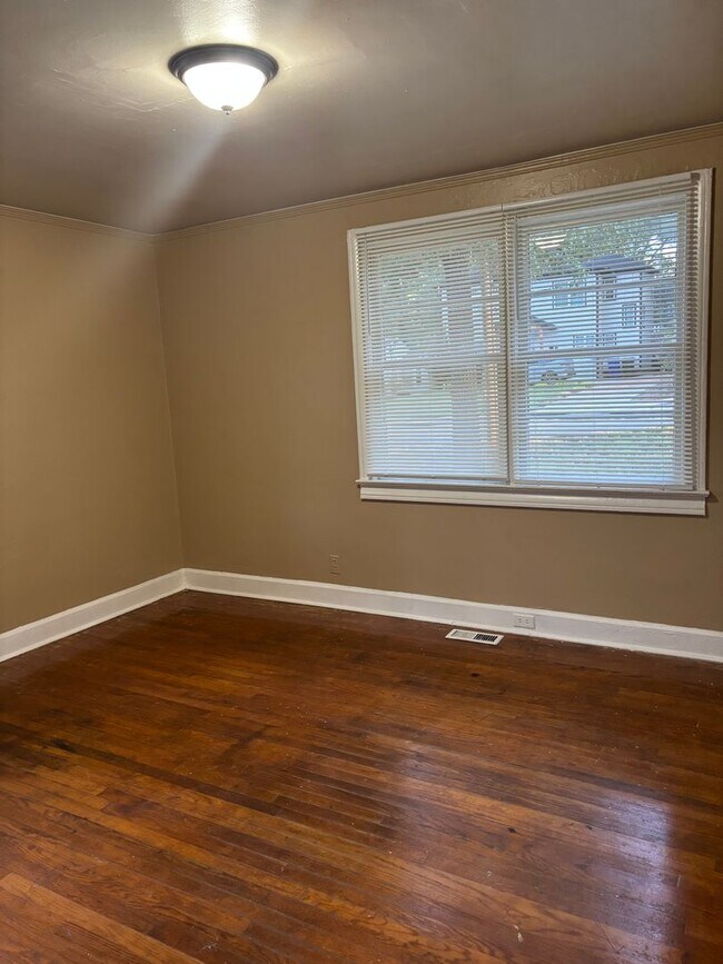 Building Photo - 221 Pleasant Ridge Ave