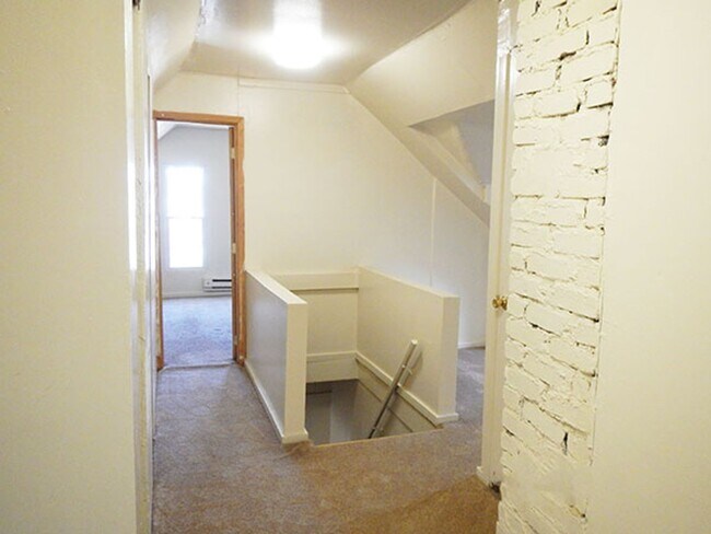 Building Photo - 4 Bedroom Duplex Close to Campus! - 6/1/26