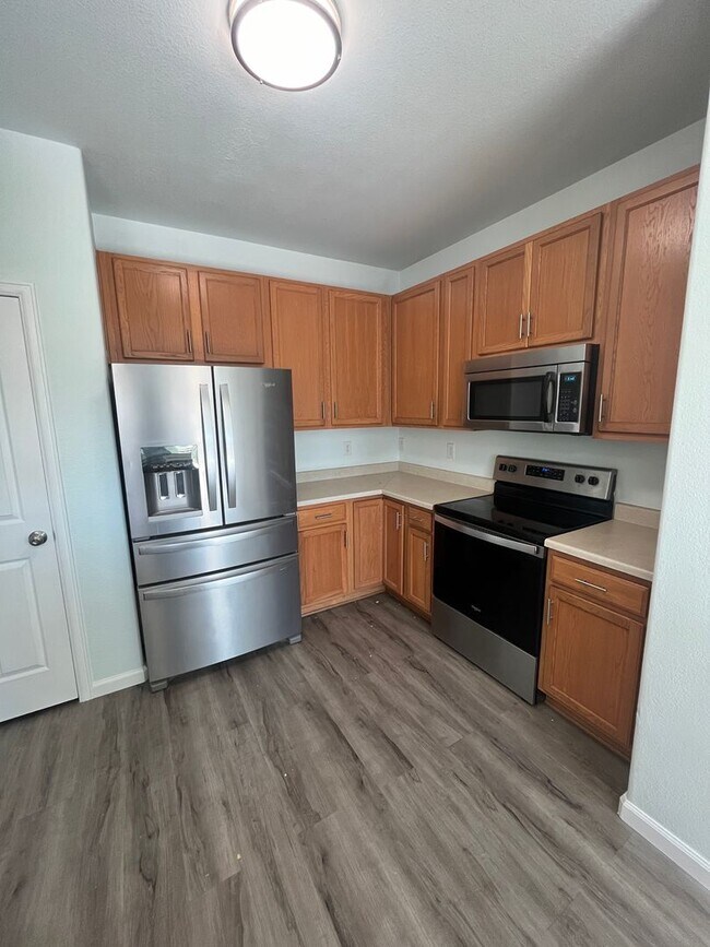 Building Photo - End Unit 3 Bedroom 2 Bath Townhome in Comm...