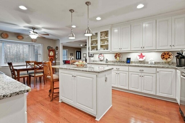 Building Photo - 302 Summerset Ln
