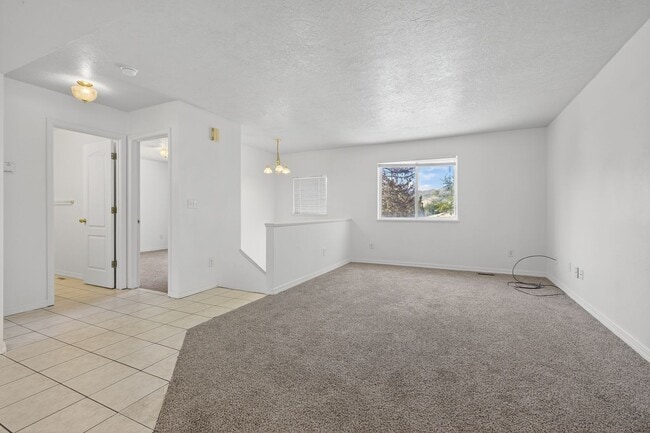 Building Photo - HUGE 6 bed 3 bath Home in Pocatello