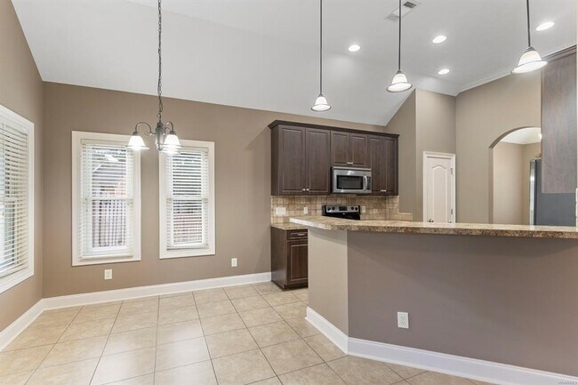 Building Photo - 704 Briarcliff Pl