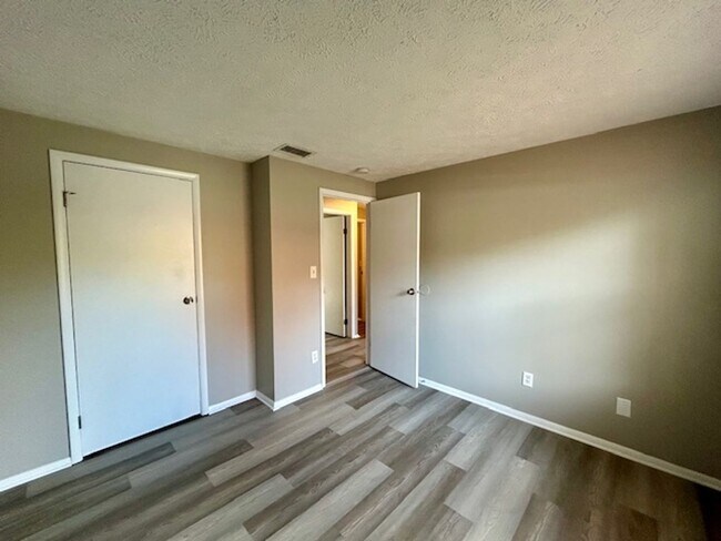 Building Photo - 3 BEDROOM 2 BATHROOM RANCH STYLE HOME IN PIKE!