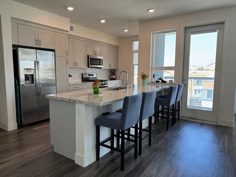 Building Photo - 5925 Charlotte Dr