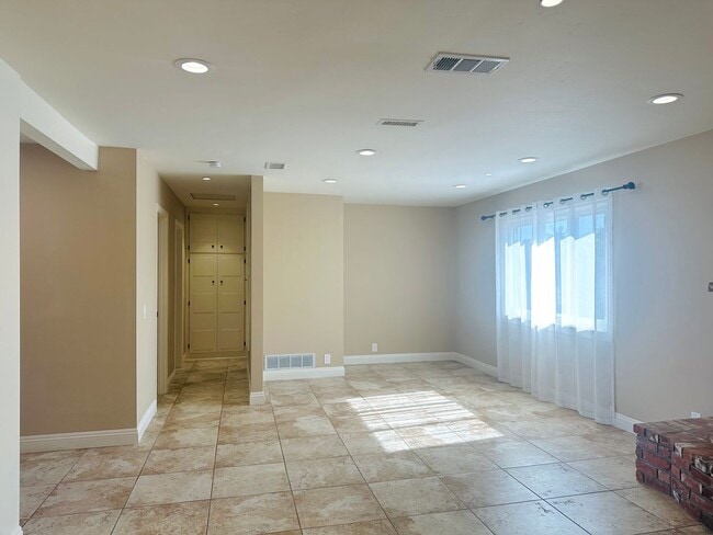 Building Photo - Beautiful 2-story pool home