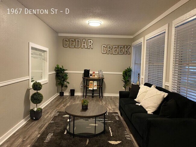 Building Photo - $500 moves you in