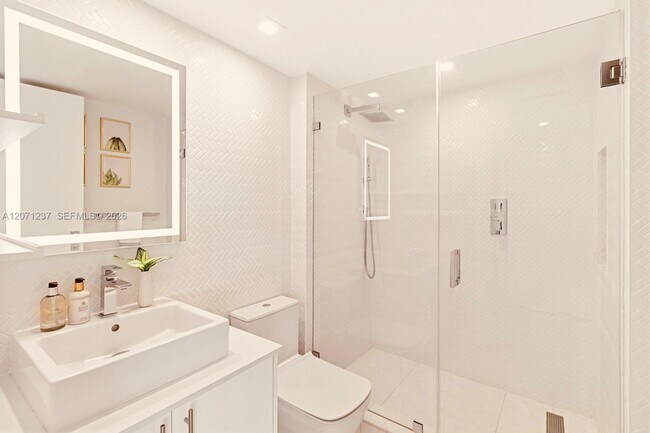 Building Photo - 2127 Brickell Ave