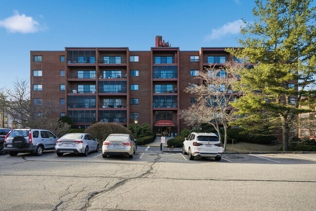 Building Photo - 2 Summit Dr