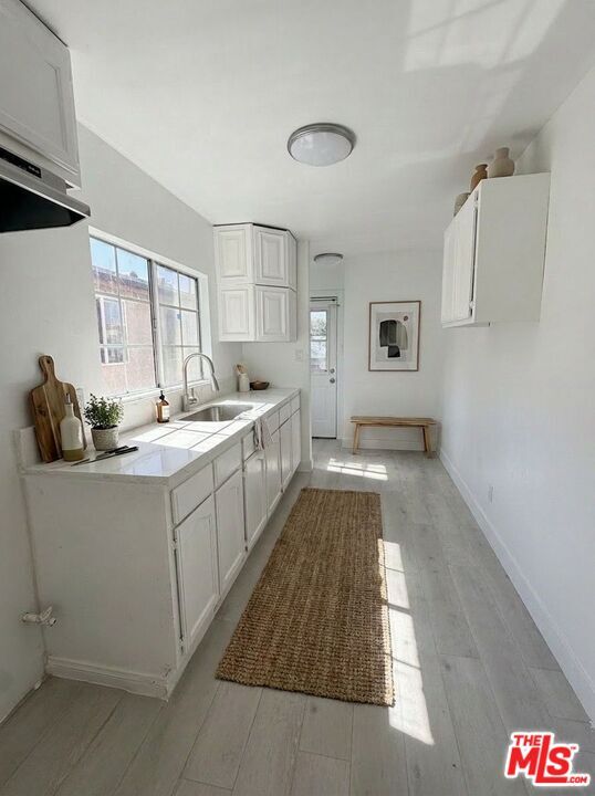 Building Photo - 1034 W 84th St