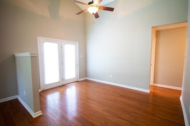 Building Photo - Knoxville 37922 - 3 bedroom, 2 bath with fenced-in yard - Call Susan Niedergeses (865) 300-4722