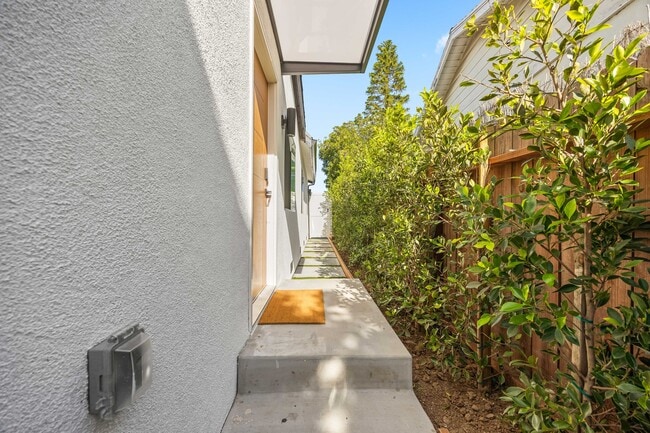 Building Photo - 212 W 64th St