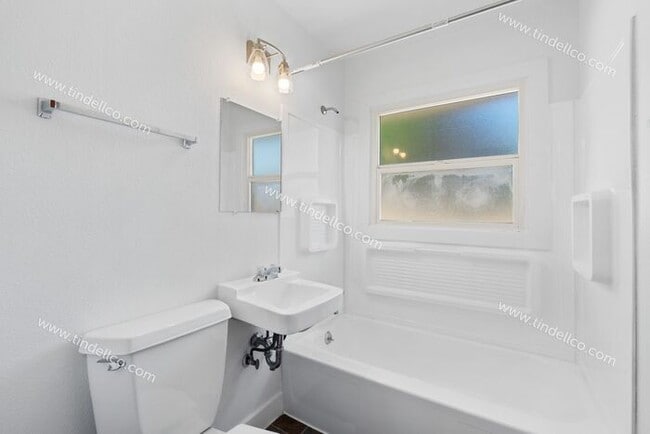 Building Photo - Charming 2-Bedroom Ranch with Garage & Fen...