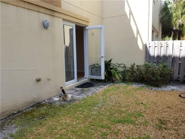 Building Photo - LARGE 3-bed, 3-bath townhome with 2-car ga...