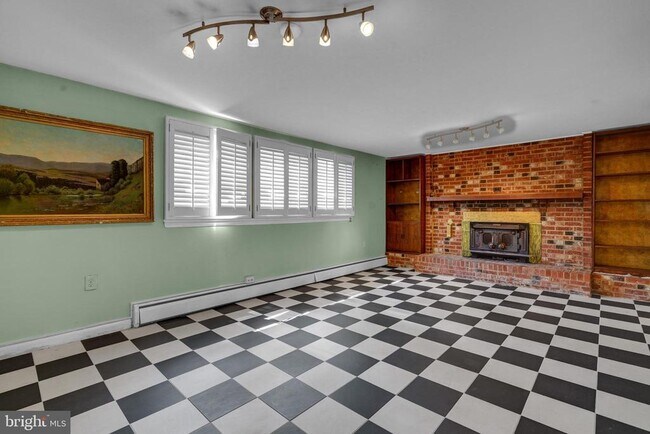 Building Photo - 8905 Valley Forge Dr