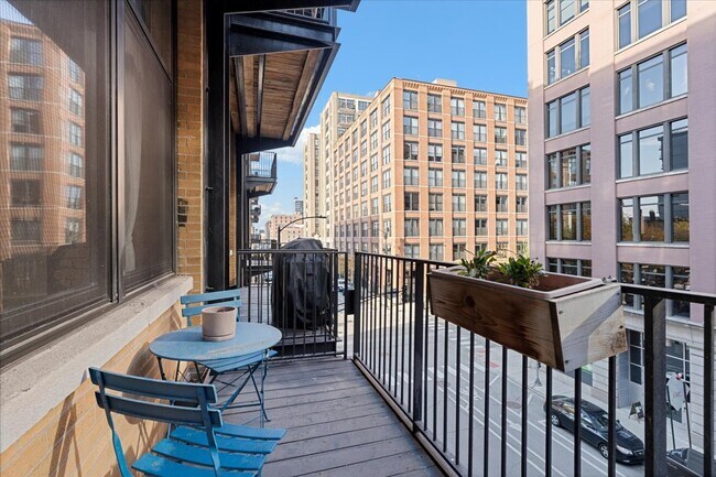 Building Photo - 625 W Jackson Blvd