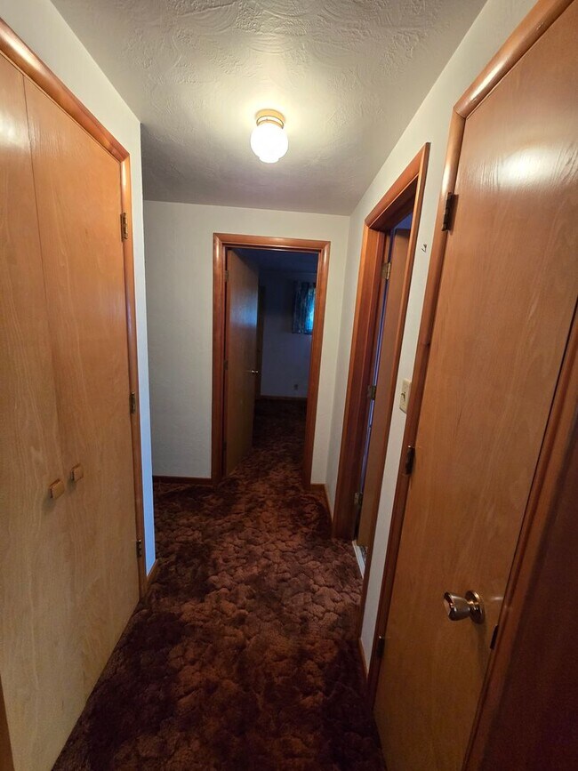 Building Photo - Pet Friendly 3 Bed / 2Bath Home with 2 Gar...