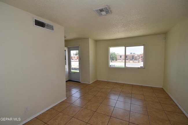 Building Photo - 304 Maricela Dr