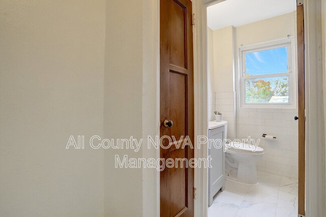 Building Photo - 2238 Farrington Ave