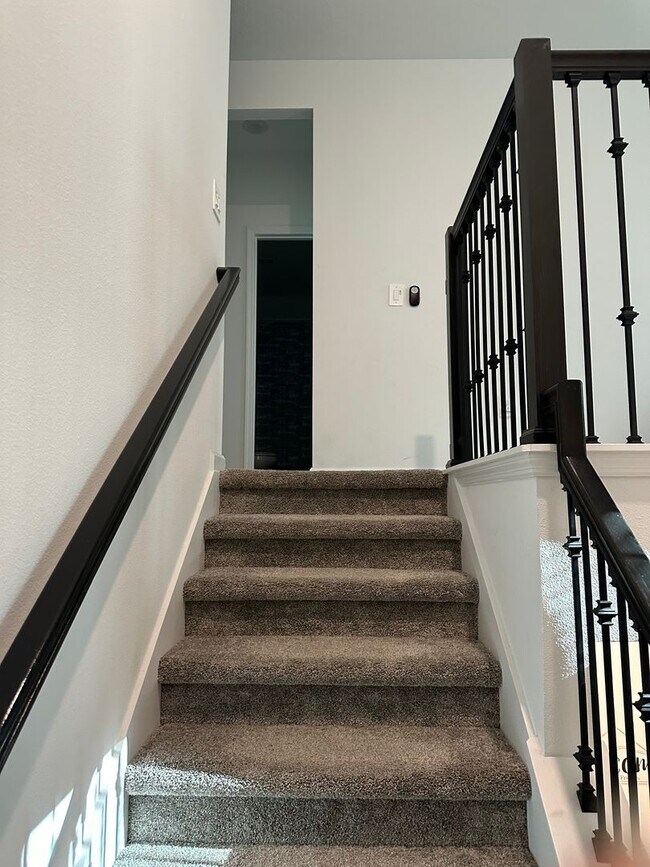 Building Photo - Spacious 4 bedroom 2.5 Bath, Fully Furnish...