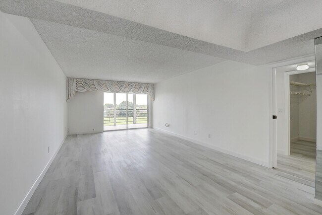 Building Photo - 23305 Barwood Ln N