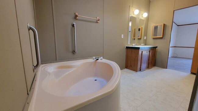 Building Photo - Huge 4 bedroom 2 bath home in a great family neighborhood.