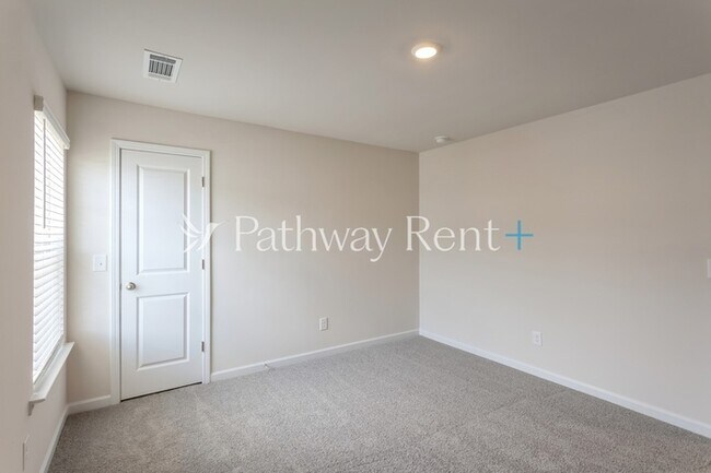 Building Photo - 608 Mackenzie Cv