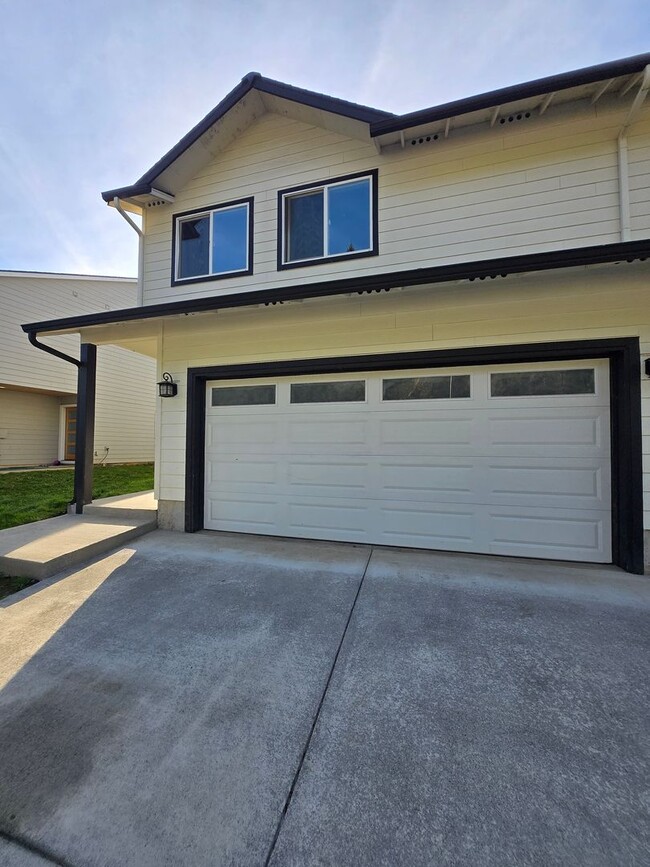 Building Photo - 3 Bedroom 2.5 Bathroom in Winlock